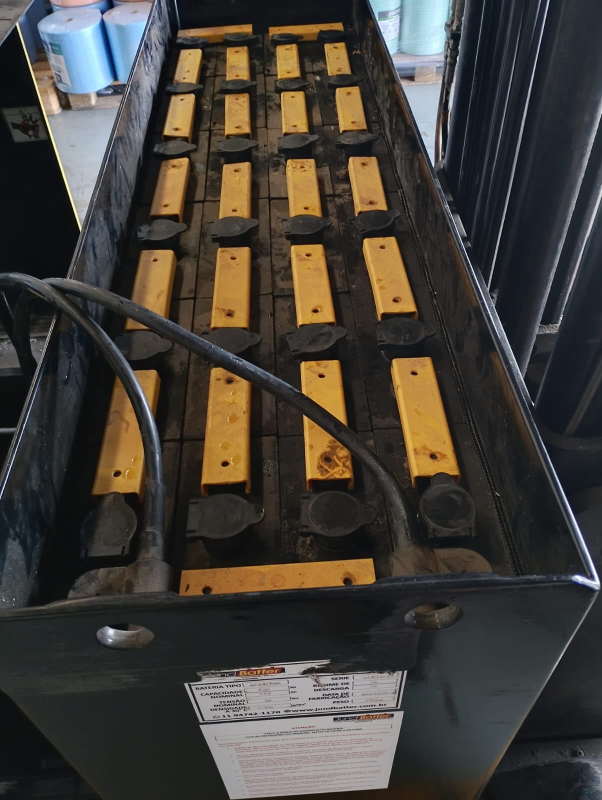 Bateria tracionária antes da manutenção preventiva